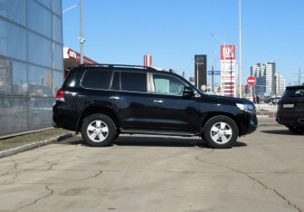 Подержанный автомобиль Toyota Land Cruiser Suv 2020 года (4 фото)