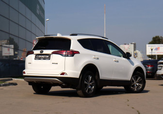 Подержанный автомобиль Toyota RAV4 2018 года (5 фото)