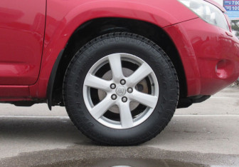 Подержанный автомобиль Toyota RAV4 2008 года (9 фото)