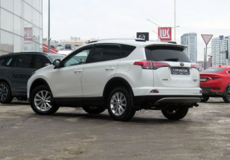 Подержанный автомобиль Toyota RAV4 2016 года (7 фото)