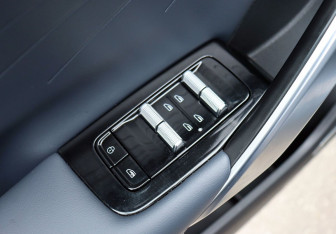 Подержанный автомобиль Geely Atlas 2024 года (21 фото)