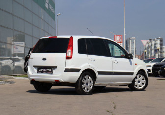 Подержанный автомобиль Ford Fusion 2007 года (6 фото)