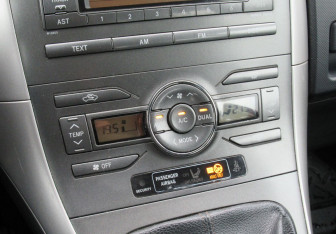 Подержанный автомобиль Toyota Auris Hatchback 2008 года (14 фото)