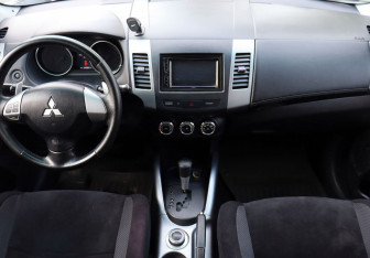Подержанный автомобиль Mitsubishi Outlander 2010 года (12 фото)