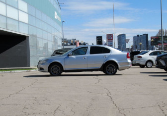Подержанный автомобиль Skoda Octavia Liftback 2010 года (8 фото)