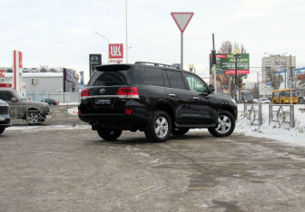 Подержанный автомобиль Toyota Land Cruiser Suv 2020 года (5 фото)