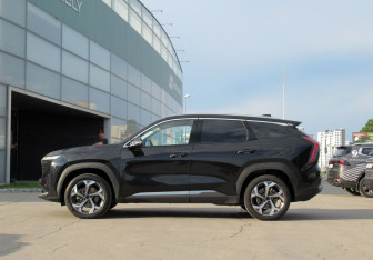 Подержанный автомобиль Geely Atlas 2024 года (8 фото)