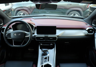 Подержанный автомобиль Geely Coolray 2023 года (13 фото)