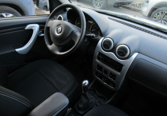 Подержанный автомобиль Renault Sandero 2014 года (12 фото)