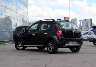 Подержанный автомобиль Renault Sandero 2011 года (7 фото)