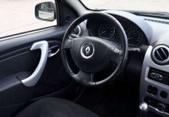 Подержанный автомобиль Renault Sandero 2011 года (15 фото)