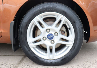 Подержанный автомобиль Ford Fiesta Sedan 2015 года (9 фото)