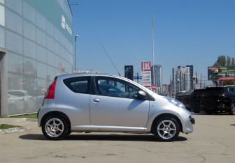 Подержанный автомобиль Peugeot 107 2007 года (4 фото)
