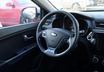 Подержанный автомобиль Kia Rio Sedan 2016 года (12 фото)