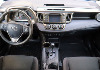 Подержанный автомобиль Toyota RAV4 2014 года (13 фото)