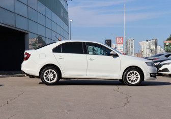 Подержанный автомобиль Skoda Rapid Liftback 2018 года (4 фото)