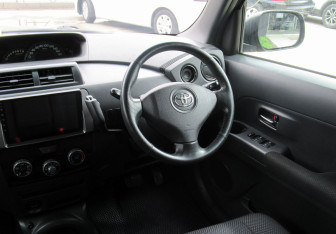 Подержанный автомобиль Toyota bB Compactvan 2011 года (17 фото)