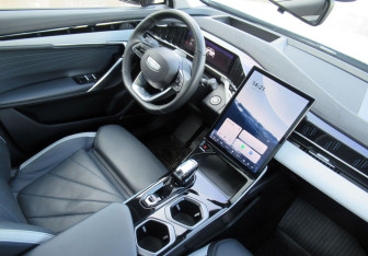 Подержанный автомобиль Geely Atlas 2024 года (12 фото)