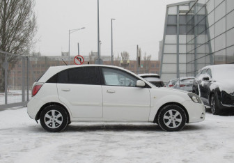 Подержанный автомобиль Kia Rio Hatchback 2009 года (4 фото)