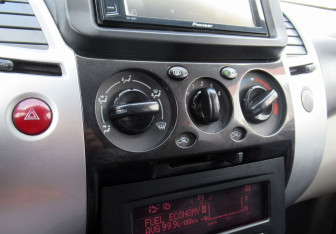 Подержанный автомобиль Mitsubishi Pajero Sport 2011 года (15 фото)