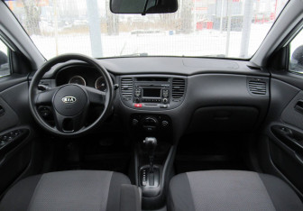 Подержанный автомобиль Kia Rio Hatchback 2009 года (15 фото)