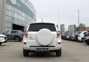 Подержанный автомобиль Toyota RAV4 2010 года (6 фото)