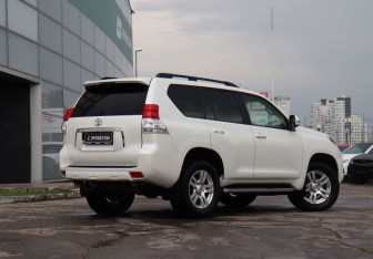 Подержанный автомобиль Toyota Land Cruiser Prado 2012 года (5 фото)