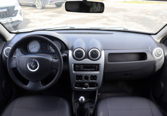 Подержанный автомобиль Renault Sandero 2012 года (15 фото)