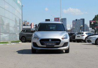 Подержанный автомобиль Suzuki Swift Hatchback 2021 года (2 фото)