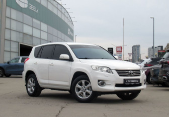 Подержанный автомобиль Toyota RAV4 2010 года (3 фото)