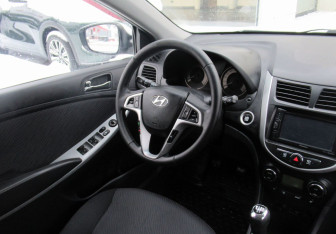 Подержанный автомобиль Hyundai Solaris Sedan 2011 года (13 фото)