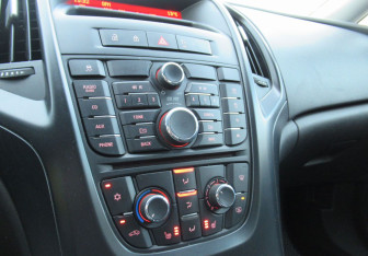 Подержанный автомобиль Opel Astra Hatchback 2013 года (17 фото)