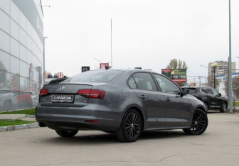 Подержанный автомобиль Volkswagen Jetta Sedan 2016 года (5 фото)