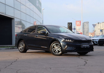 Подержанный автомобиль Kia K5 2022 года (3 фото)