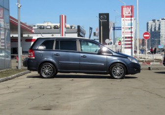 Подержанный автомобиль Opel Zafira Compactvan 2009 года (4 фото)