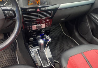 Подержанный автомобиль Opel Astra Hatchback 2007 года (14 фото)