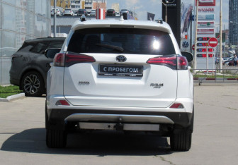 Подержанный автомобиль Toyota RAV4 2015 года (6 фото)
