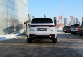 Подержанный автомобиль Geely Monjaro 2025 года (6 фото)