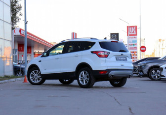 Подержанный автомобиль Ford Kuga 2016 года (7 фото)