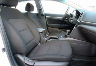 Подержанный автомобиль Hyundai Elantra Sedan 2019 года (9 фото)