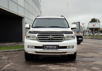 Подержанный автомобиль Toyota Land Cruiser Suv 2008 года (2 фото)