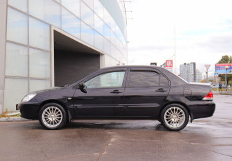 Подержанный автомобиль Mitsubishi Lancer Sedan 2006 года (8 фото)