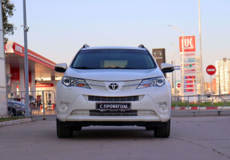 Подержанный автомобиль Toyota RAV4 2014 года (2 фото)