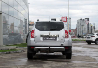 Подержанный автомобиль Renault Duster 2014 года (6 фото)