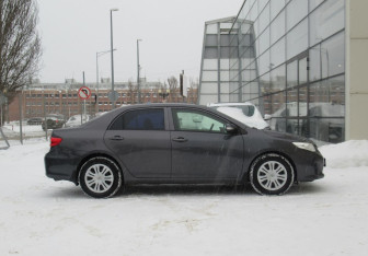 Подержанный автомобиль Toyota Corolla Sedan 2011 года (4 фото)