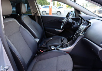 Подержанный автомобиль Opel Astra Hatchback 2011 года (10 фото)