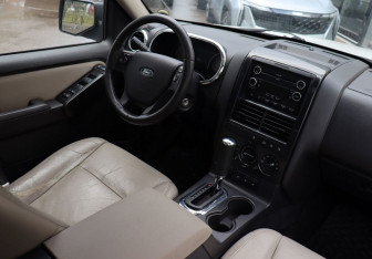 Подержанный автомобиль Ford Explorer 2008 года (15 фото)
