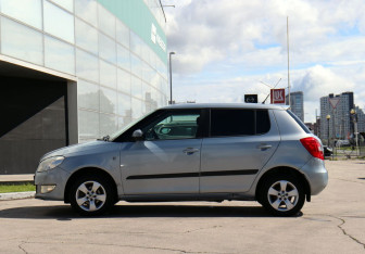 Подержанный автомобиль Skoda Fabia Hatchback 2010 года (8 фото)