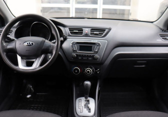 Подержанный автомобиль Kia Rio Hatchback 2013 года (13 фото)