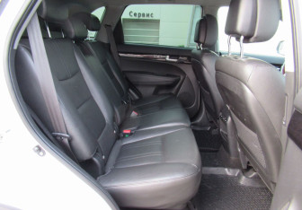 Подержанный автомобиль Kia Sorento 2017 года (11 фото)